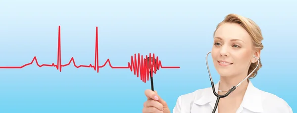 Улыбающаяся женщина-врач слушает сердцебиение — стоковое фото