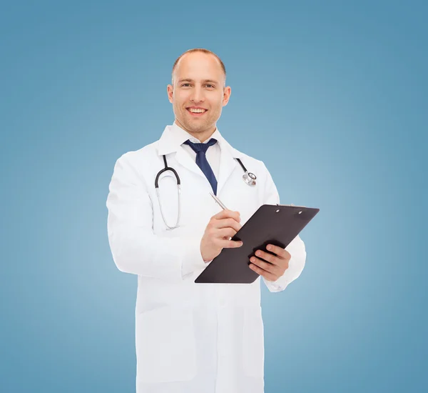 Medico maschio sorridente con appunti e stetoscopio — Foto Stock