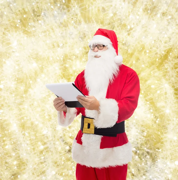 Man in kostuum van de kerstman met Kladblok — Stockfoto