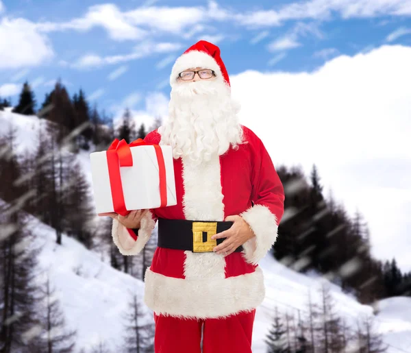 Homem em traje de santa claus com caixa de presente — Fotografia de Stock