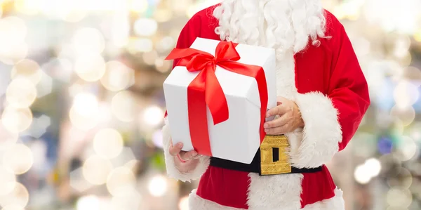 Perto de santa claus com caixa de presente — Fotografia de Stock