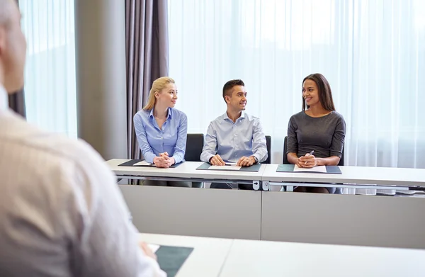 Grupp av leende företagare i office — Stockfoto