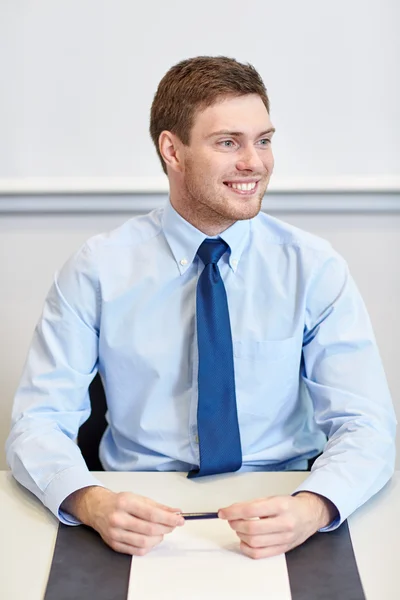 Hombre de negocios sonriente sentado en la oficina — Foto de Stock