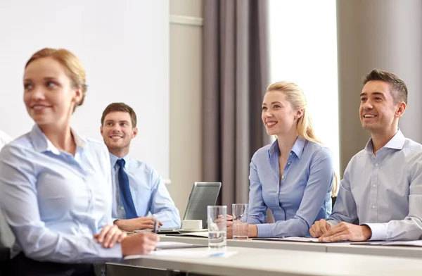 Gruppo di imprenditori sorridenti che si incontrano in ufficio — Foto Stock