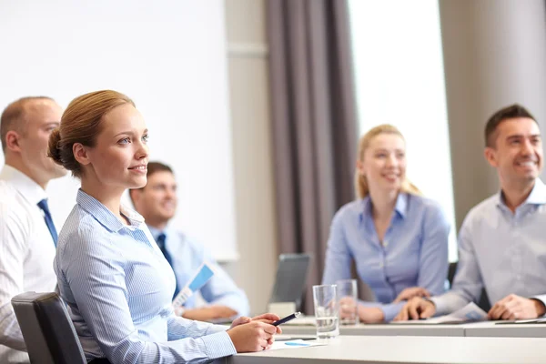 Gruppo di imprenditori sorridenti che si incontrano in ufficio — Foto Stock