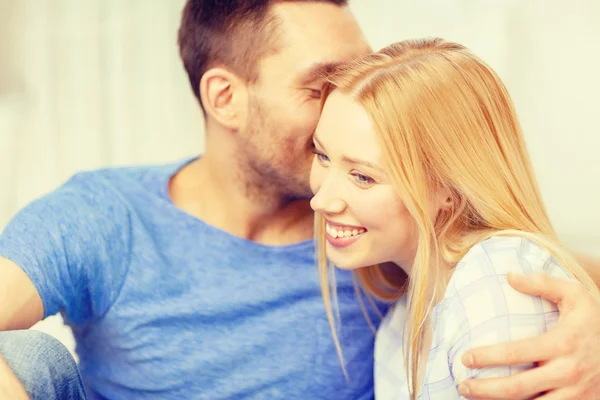 Sourire heureux couple à la maison — Photo