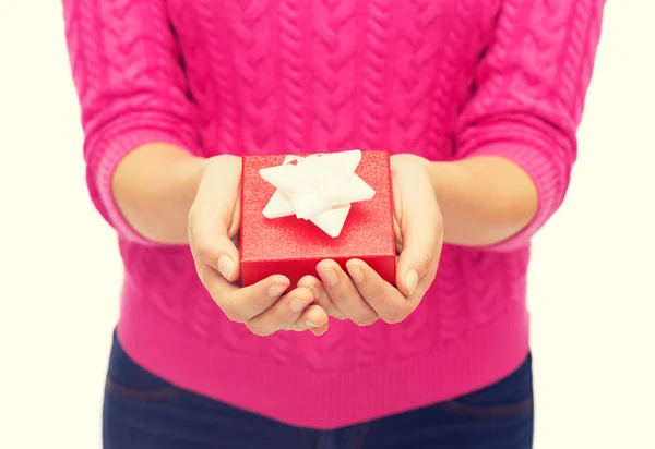 女人穿着粉红色毛衣拿着礼物盒的特写 — 图库照片