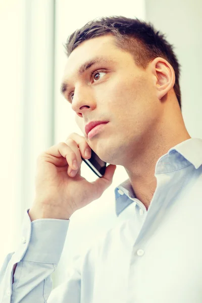 Hombre de negocios serio con teléfono inteligente — Foto de Stock