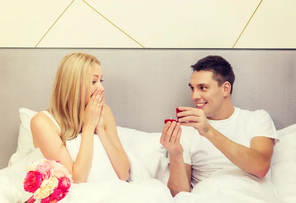 Man giving woman little red box and ring in it — Stock Photo, Image