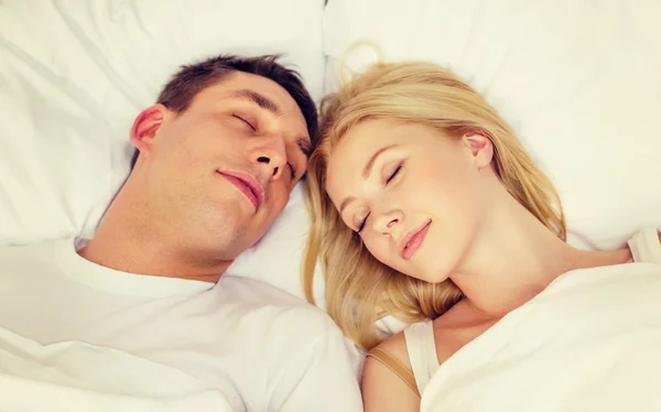 Casal feliz dormindo na cama — Fotografia de Stock