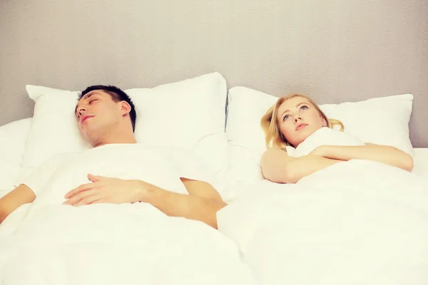 Couple heureux dormant au lit — Photo