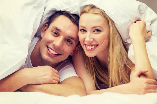 Casal feliz dormindo na cama — Fotografia de Stock