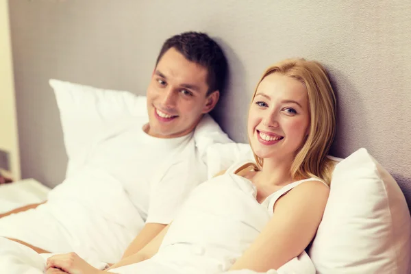 ベッドで寝ている幸せなカップル — ストック写真