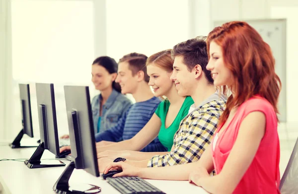 Studente donna con compagni di classe in classe di computer — Foto Stock