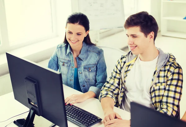 Two smiling students having discussion — Stock Photo, Image