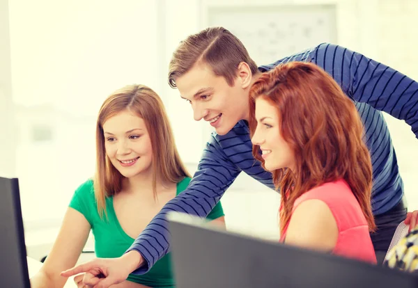 Gruppe lächelnder Studenten diskutiert — Stockfoto