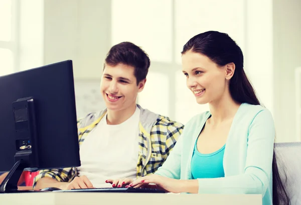 Dois estudantes sorridentes tendo discussão — Fotografia de Stock