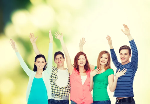 Grupp leende studenter viftande händer — Stockfoto