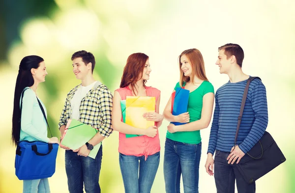 Grupo de estudiantes sonrientes de pie — Foto de Stock