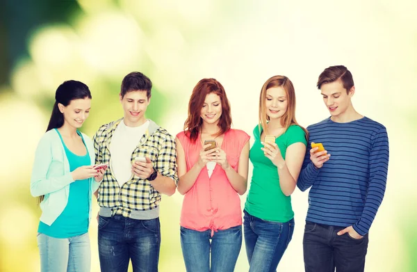 Étudiants souriants avec smartphones — Photo