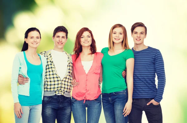 Skupina studentů usmívající se stojící — Stock fotografie