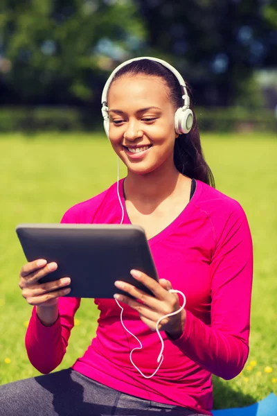 Lächelnde Frau mit Tablet-PC im Freien — Stockfoto