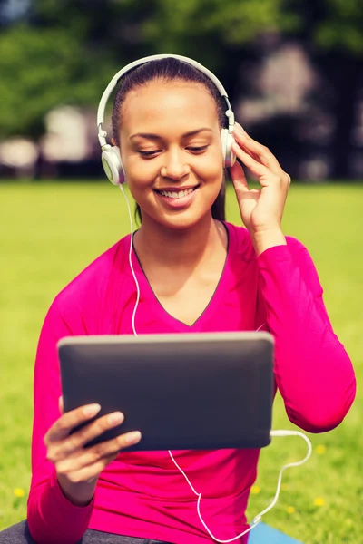 Lächelnde Frau mit Tablet-PC im Freien — Stockfoto