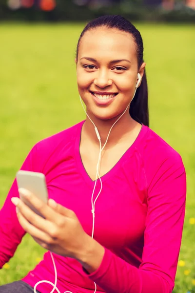 Lächelnde Afroamerikanerin mit Smartphone — Stockfoto