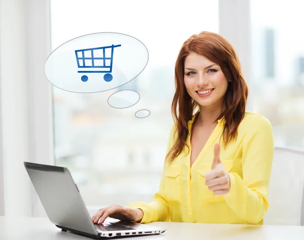 Mujer sonriente con ordenador portátil de compras en línea — Foto de Stock