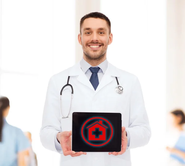 Sorridente medico maschio con tablet pc — Foto Stock