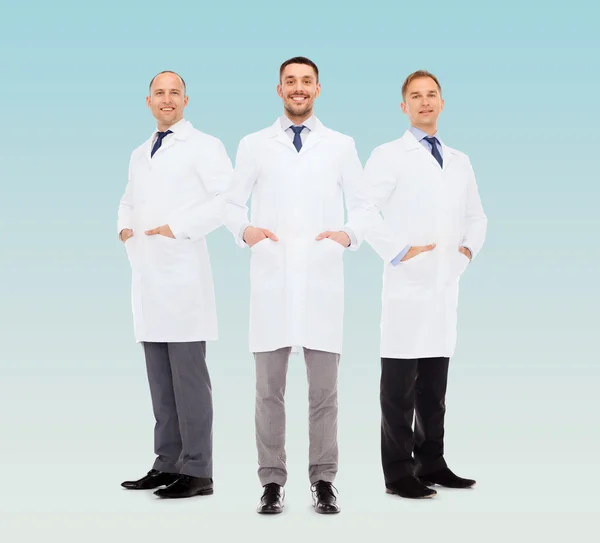 Médecins masculins souriants en manteaux blancs — Photo