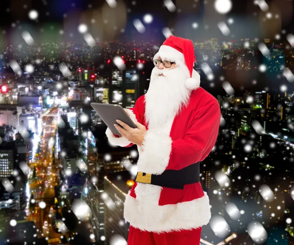 Homem em traje de santa claus com tablet pc — Fotografia de Stock