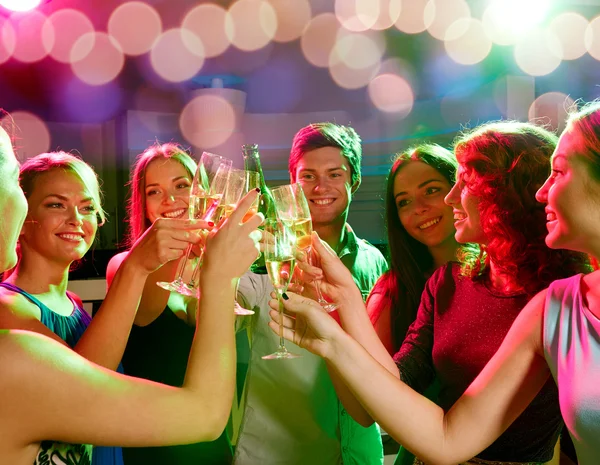 Lächelnde Freunde mit Weingläsern und Bier im Club — Stockfoto