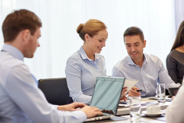 Sonriente gente de negocios con tableta PC en la oficina — Foto de Stock