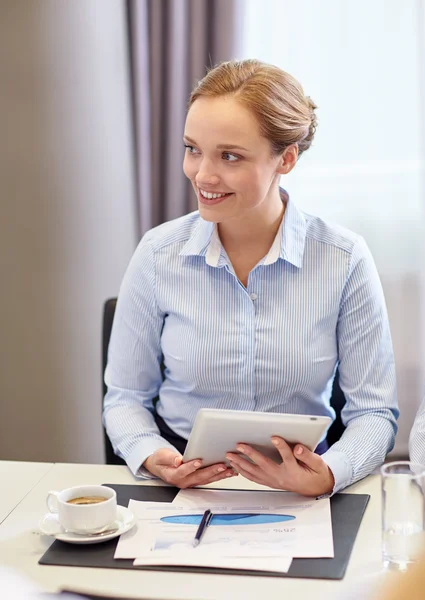 Mujer sonriente sosteniendo la computadora PC tableta en la oficina —  Fotos de Stock