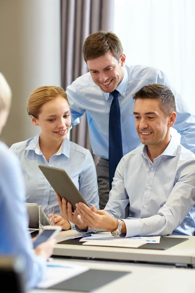 Uomini d'affari sorridenti con tablet pc in ufficio — Foto Stock