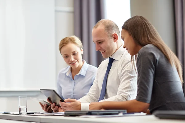 Uomini d'affari sorridenti con tablet pc in ufficio — Foto Stock