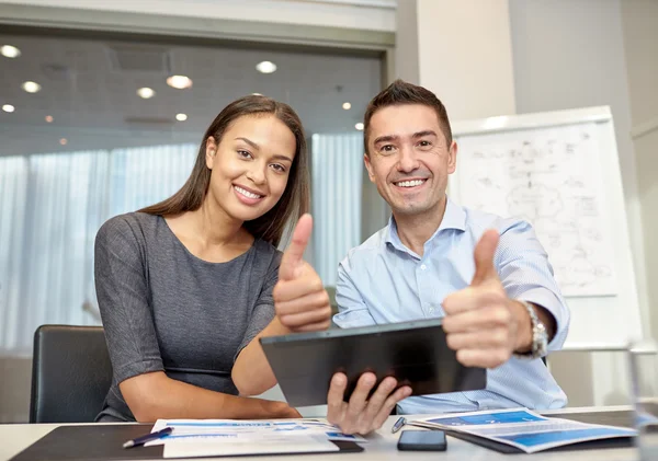 Empresários sorridentes com tablet pc no escritório — Fotografia de Stock