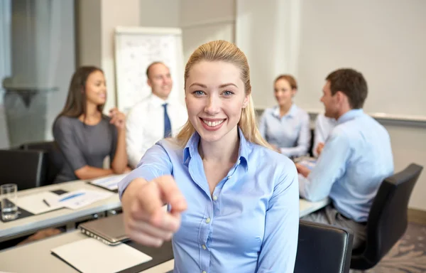 Grupo de empresarios sonrientes reunidos en el cargo — Foto de Stock