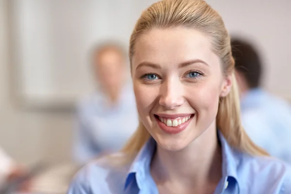 Gruppo di imprenditori sorridenti che si incontrano in ufficio — Foto Stock