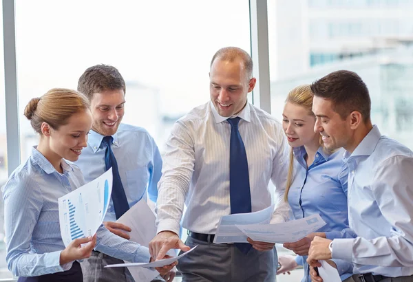 Mensen uit het bedrijfsleven met papieren praten in office — Stockfoto