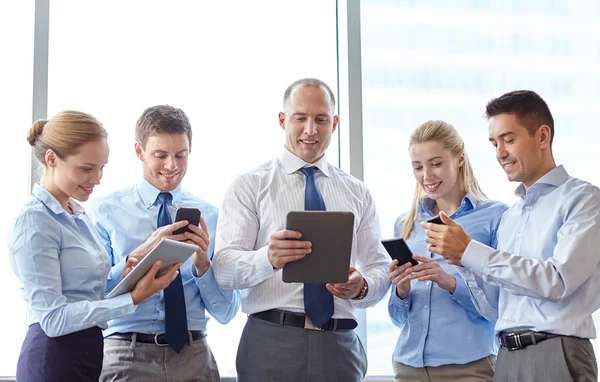 Business people with tablet pc and smartphones — Stock Photo, Image