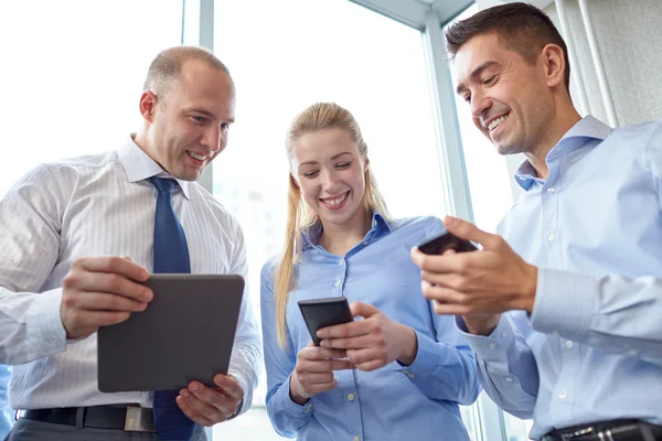 Gente de negocios con tableta PC y teléfonos inteligentes —  Fotos de Stock