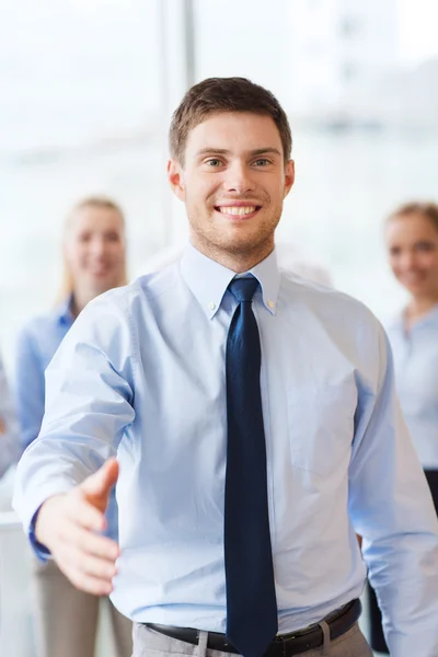 Homme d'affaires souriant faisant poignée de main dans le bureau — Photo