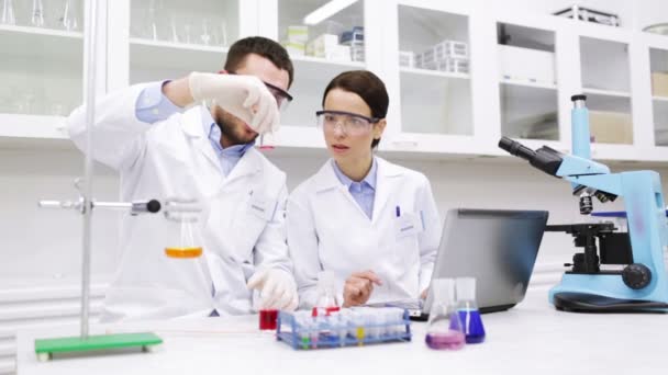 Jonge wetenschappers maken test of onderzoek in lab — Stockvideo