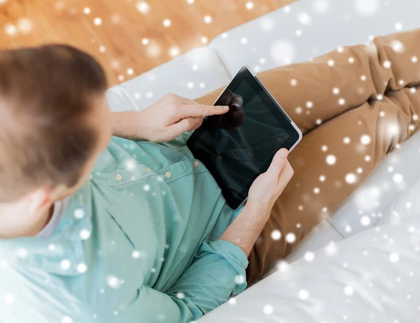 Primer plano del hombre con la computadora de la tableta PC en casa — Foto de Stock