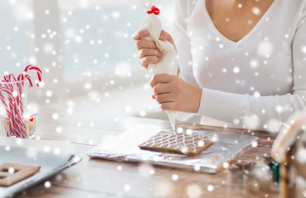 Nahaufnahme einer Frau, die Lebkuchenhäuser herstellt — Stockfoto