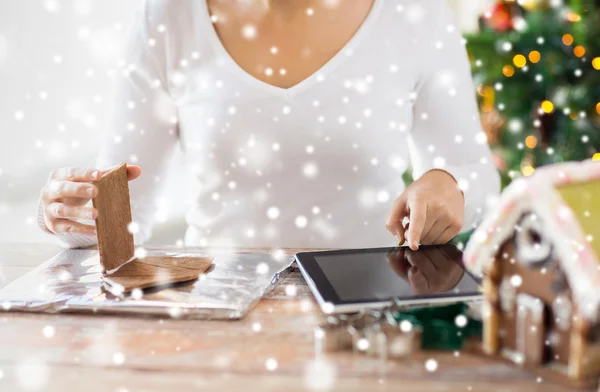 Primo piano di donna che fa case di pan di zenzero — Foto Stock