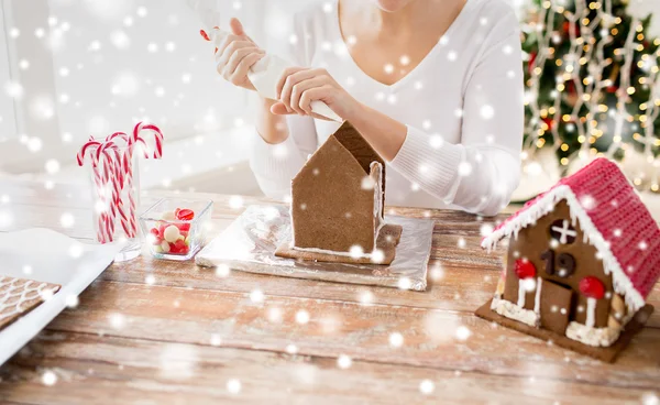 Nahaufnahme einer Frau, die Lebkuchenhäuser herstellt — Stockfoto