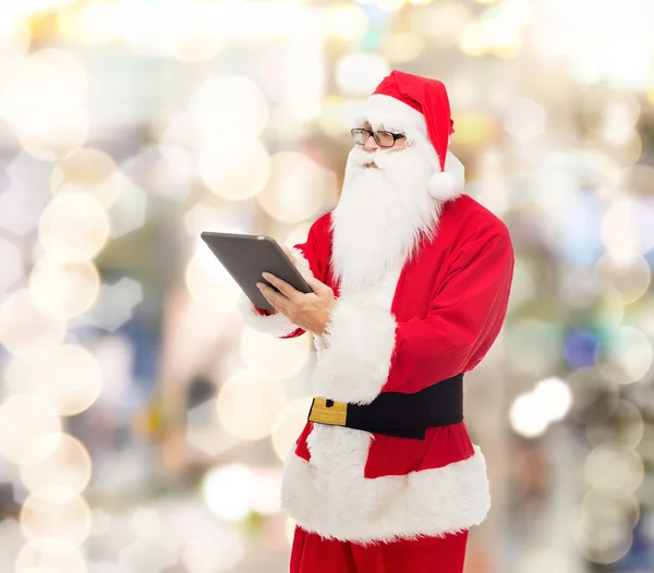在 tablet pc 的圣诞老人服装的人 — 图库照片